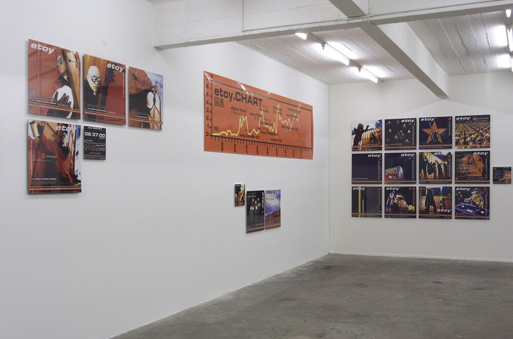 04_Etoy_2002_Ausstellungsansicht_KunstHalle_SanktGallen