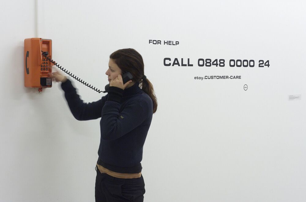 03_Etoy_2002_Ausstellungsansicht_KunstHalle_SanktGallen