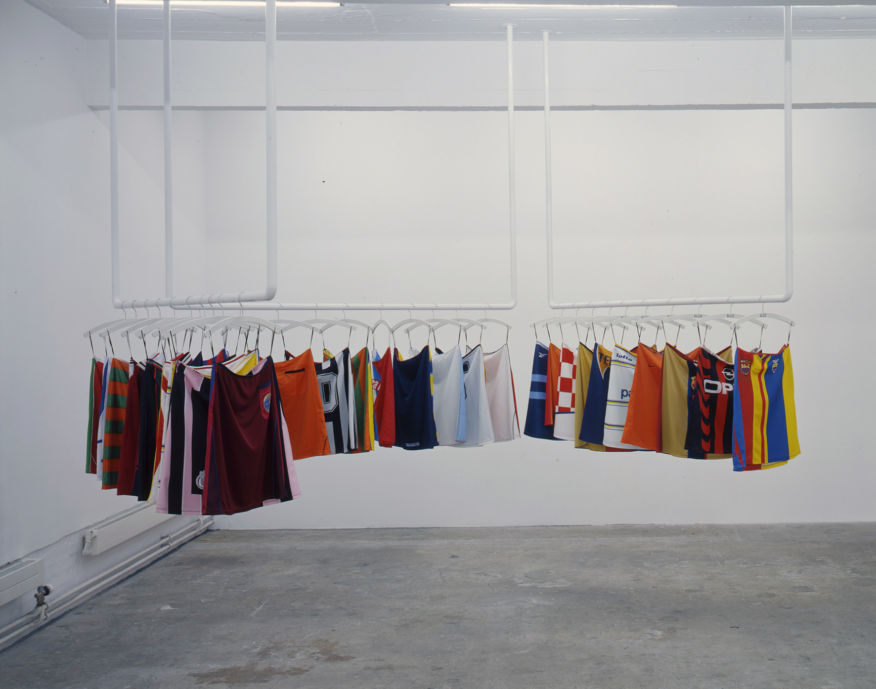 01_Pridgar_Jurt_2002_Ausstellungsansicht_KunstHalle_SanktGallen